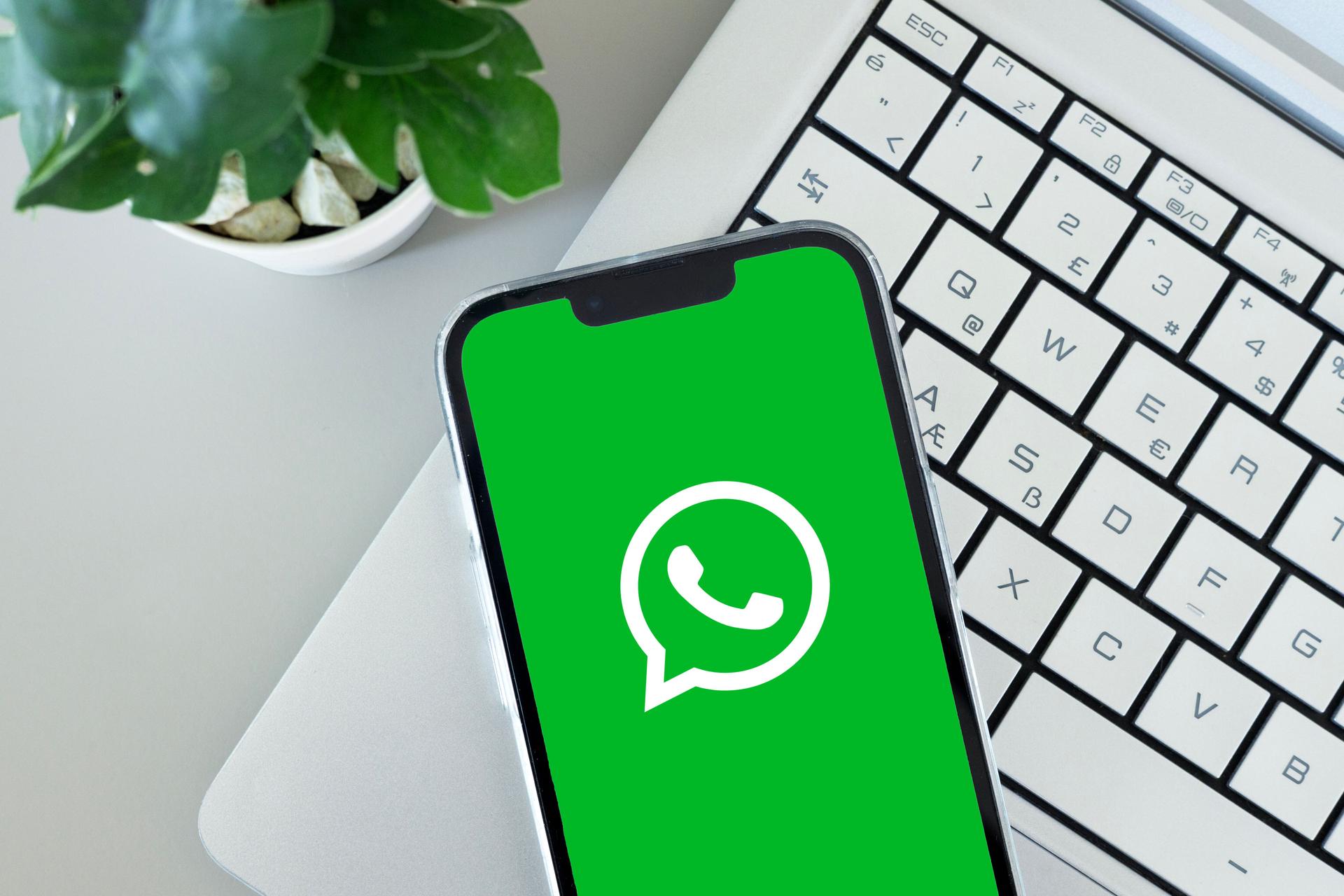 Ícone do aplicativo WHATSAPP na tela do smartphone sobre o laptop. ADANA-TURQUIA - 20 OUTUBRO -2025